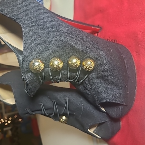 Christian Louboutin - Picture 8 of 8